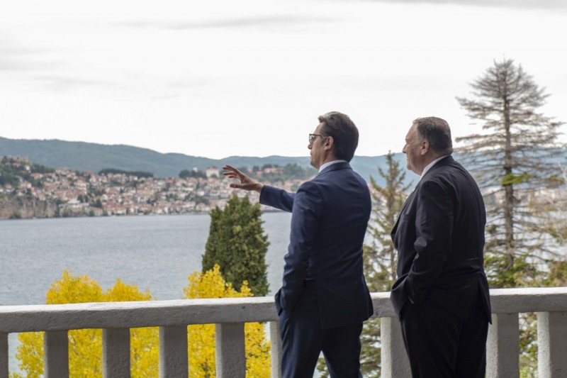 STEVO PENDAROVSKI I MIKE POMPEO državni sekretar SAD na terasi vile Bojana na Ohridskom jezeru u pauzi razgovora o odnosima  Severne Makedonije sa SAD, NATO i EU